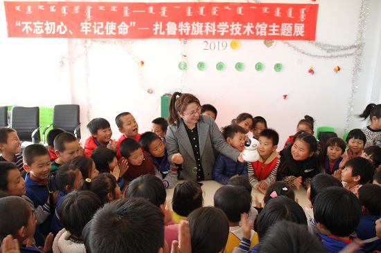 2019科技巡展走进乌日根塔拉学校