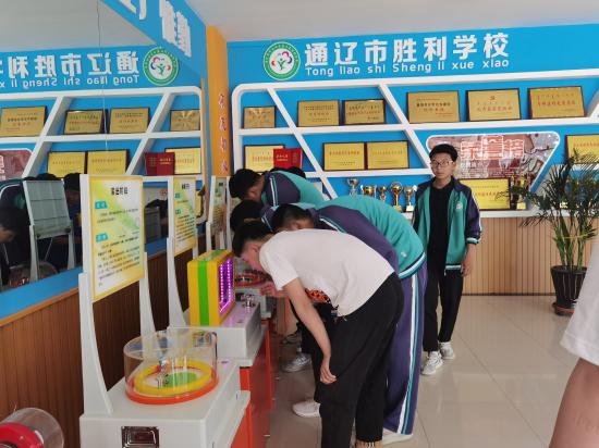 2023.5.22科尔沁区科协深入莫力庙胜利学校开展“全国科技工作者日”暨“科普大篷车进校园”科普宣传活动2