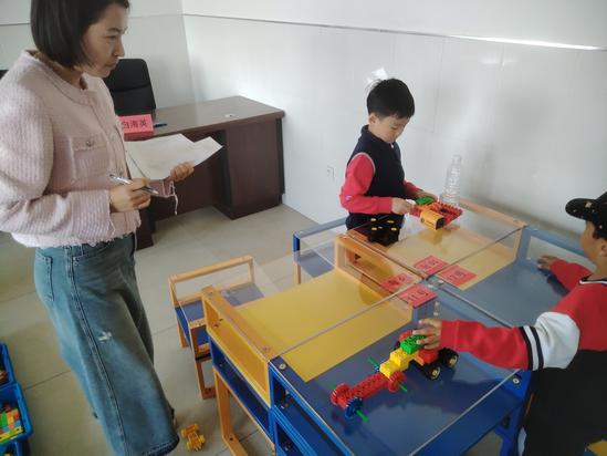 选手进行机器人搭建