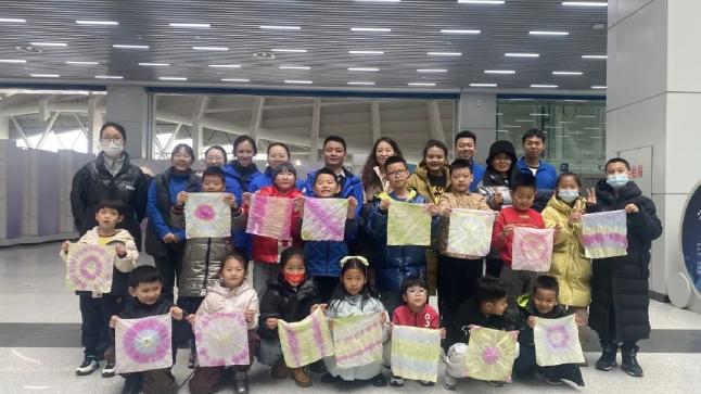 展厅一角：提取叶绿素 扎染小课堂