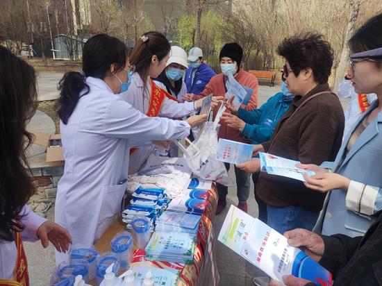 2024.4.22科尔沁区科协开展全国肿瘤防治宣传周科普活动1