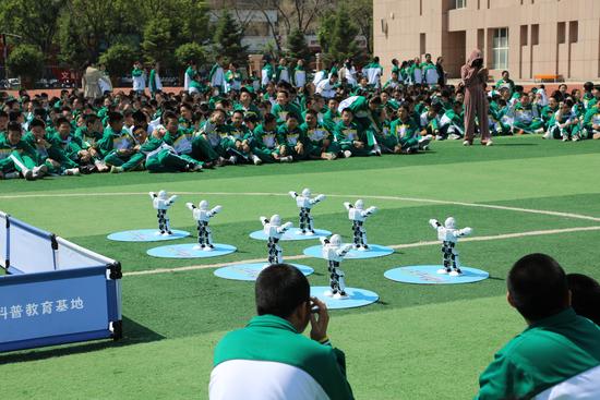 2024.5.28助力校园科技节 点亮学生科技梦——科尔沁区科协组织开展科普大篷车进校园活动4