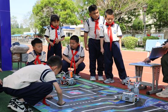 2024.5.28助力校园科技节 点亮学生科技梦——科尔沁区科协组织开展科普大篷车进校园活动1