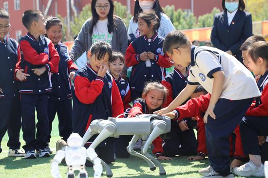 2024.5.28助力校园科技节 点亮学生科技梦——科尔沁区科协组织开展科普大篷车进校园活动3
