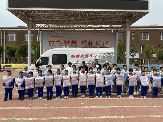 2024.5.29六一暖童心 科普进校园——科尔沁区科协开展“科普宣传周”暨“科普大篷车进校园”系列活动4