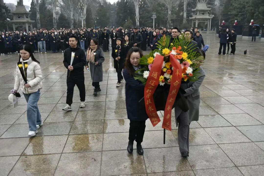 缅怀革命先烈 传承红色精神 市直科协系统开展清明祭英烈主题党日活动4