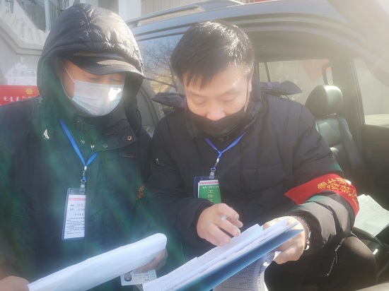 3市科协值班人员核实进出小区人员信息.jpg